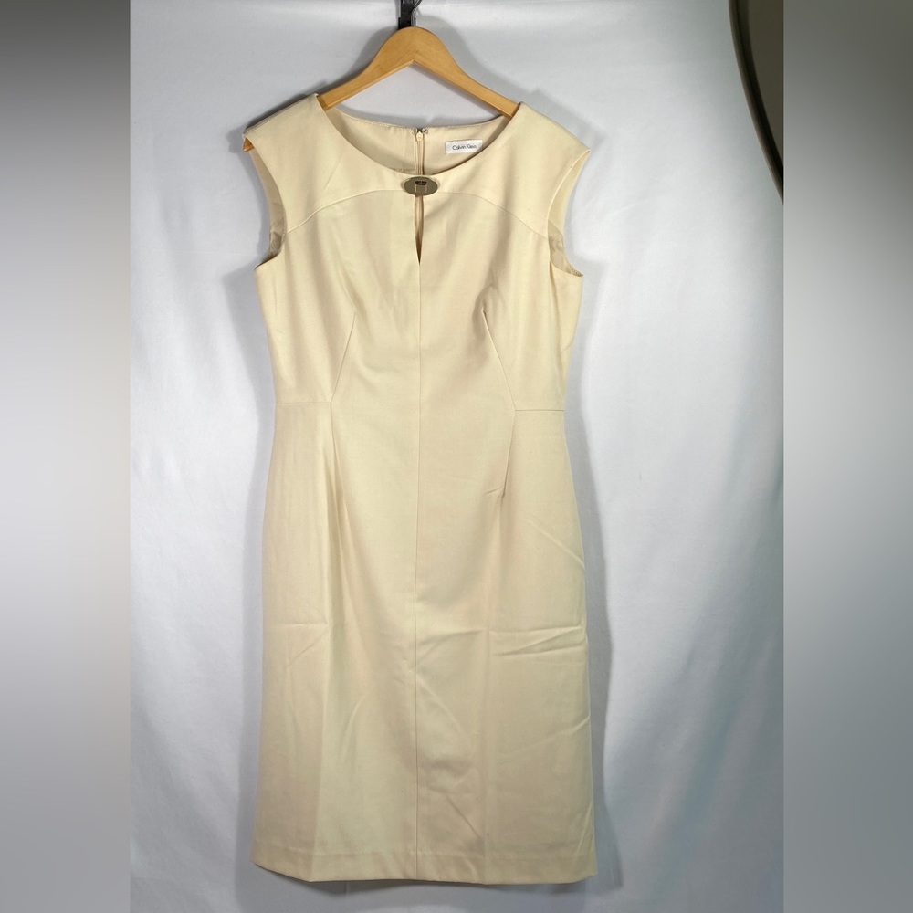 Calvin Klein size 10 sleeveless cream keyhole gold pendant lined sheath dress